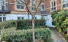 Modern 2 Bed Apt In Egham High Street, With Private Parking And Wifi
