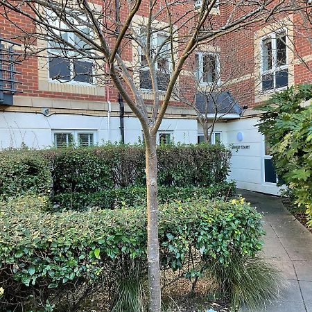 Modern 2 Bed Apt In Egham High Street, With Private Parking And Wifi Appartement Buitenkant foto