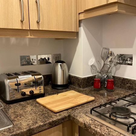 Modern 2 Bed Apt In Egham High Street, With Private Parking And Wifi Appartement Buitenkant foto
