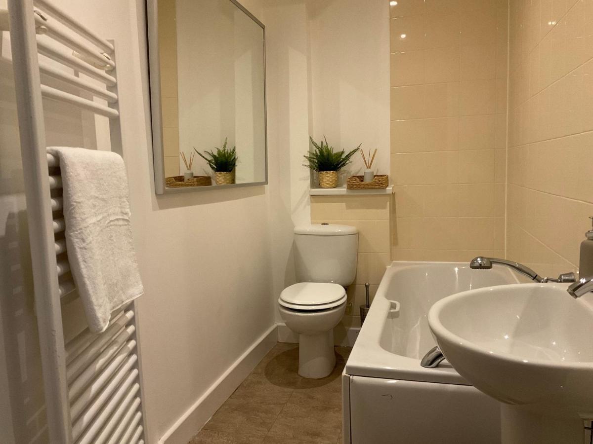 Modern 2 Bed Apt In Egham High Street, With Private Parking And Wifi Appartement Buitenkant foto