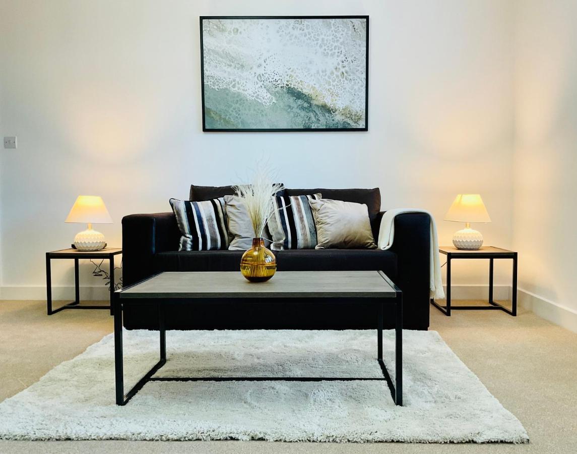 Modern 2 Bed Apt In Egham High Street, With Private Parking And Wifi Appartement Buitenkant foto