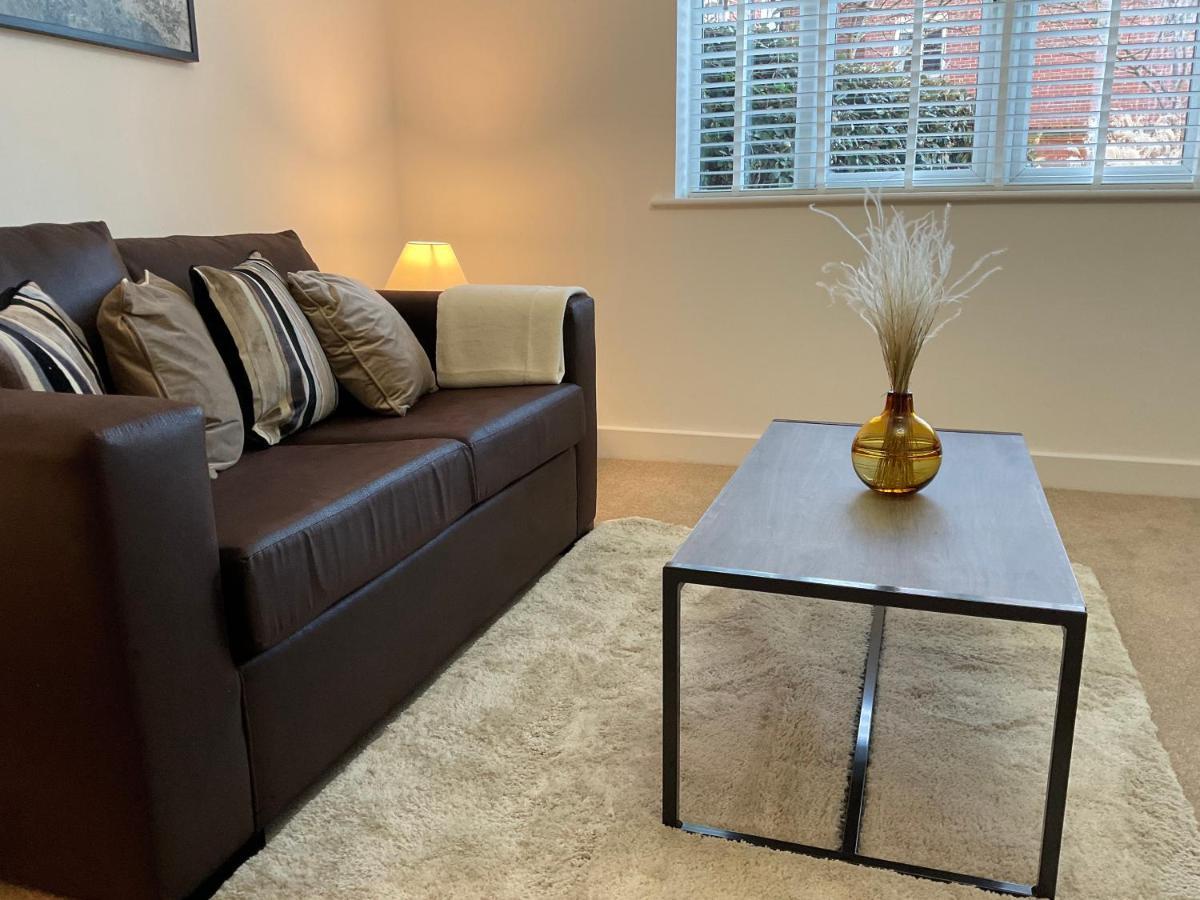 Modern 2 Bed Apt In Egham High Street, With Private Parking And Wifi Appartement Buitenkant foto