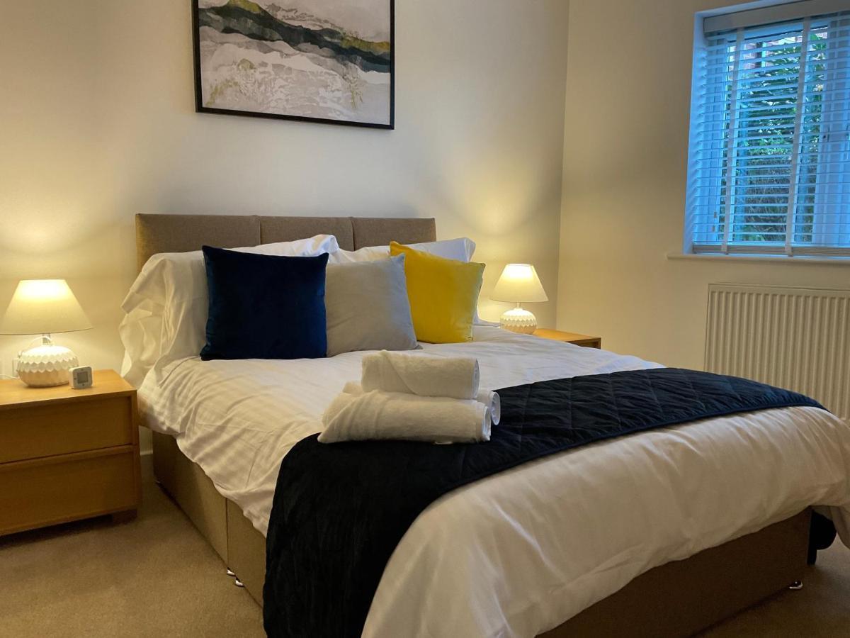 Modern 2 Bed Apt In Egham High Street, With Private Parking And Wifi Appartement Buitenkant foto
