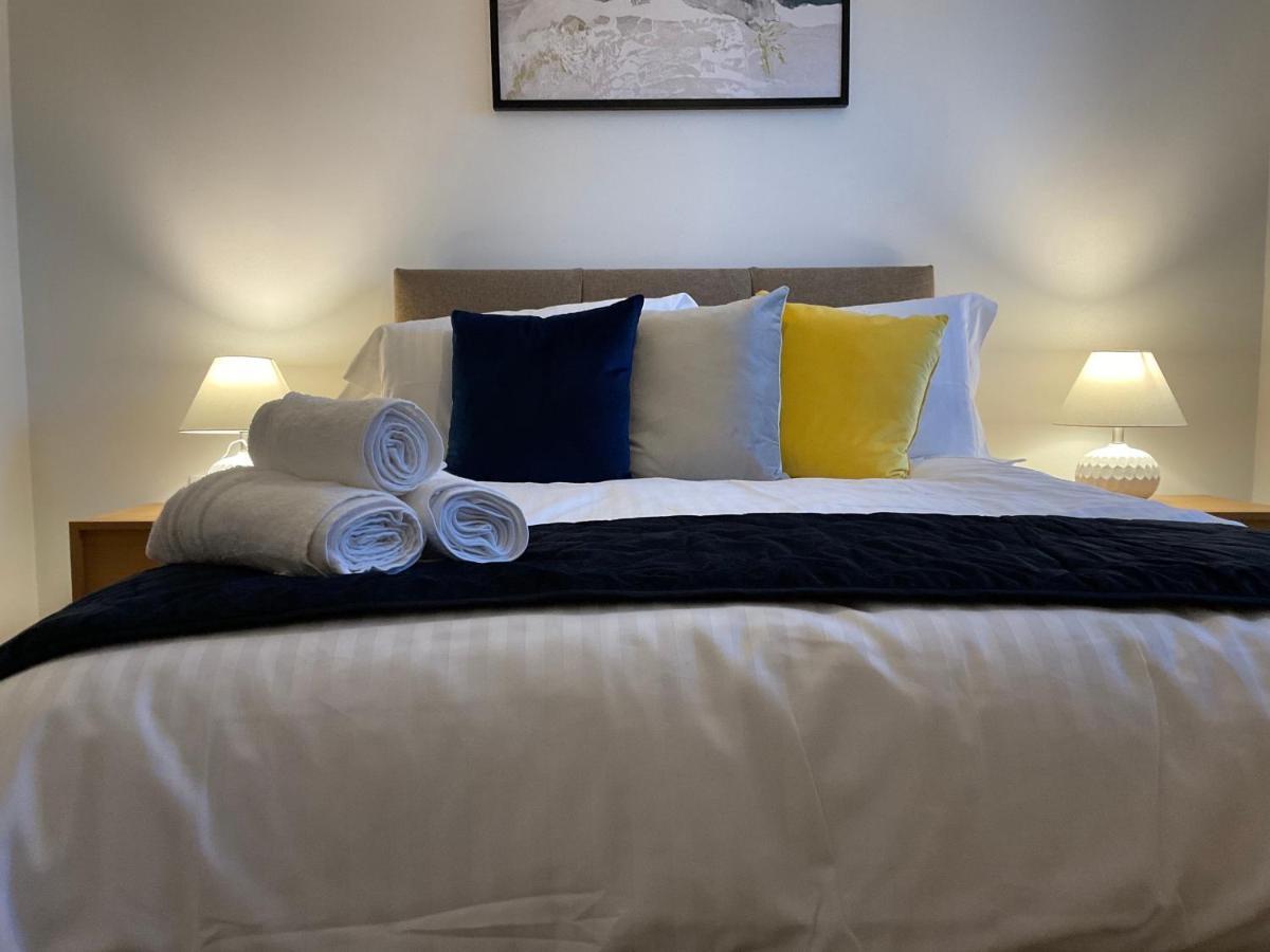 Modern 2 Bed Apt In Egham High Street, With Private Parking And Wifi Appartement Buitenkant foto