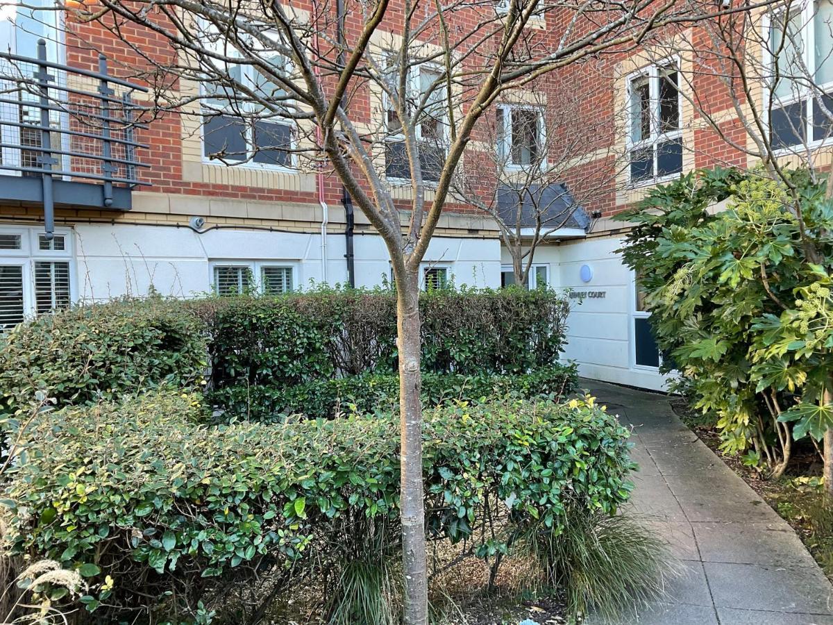 Modern 2 Bed Apt In Egham High Street, With Private Parking And Wifi Appartement Buitenkant foto