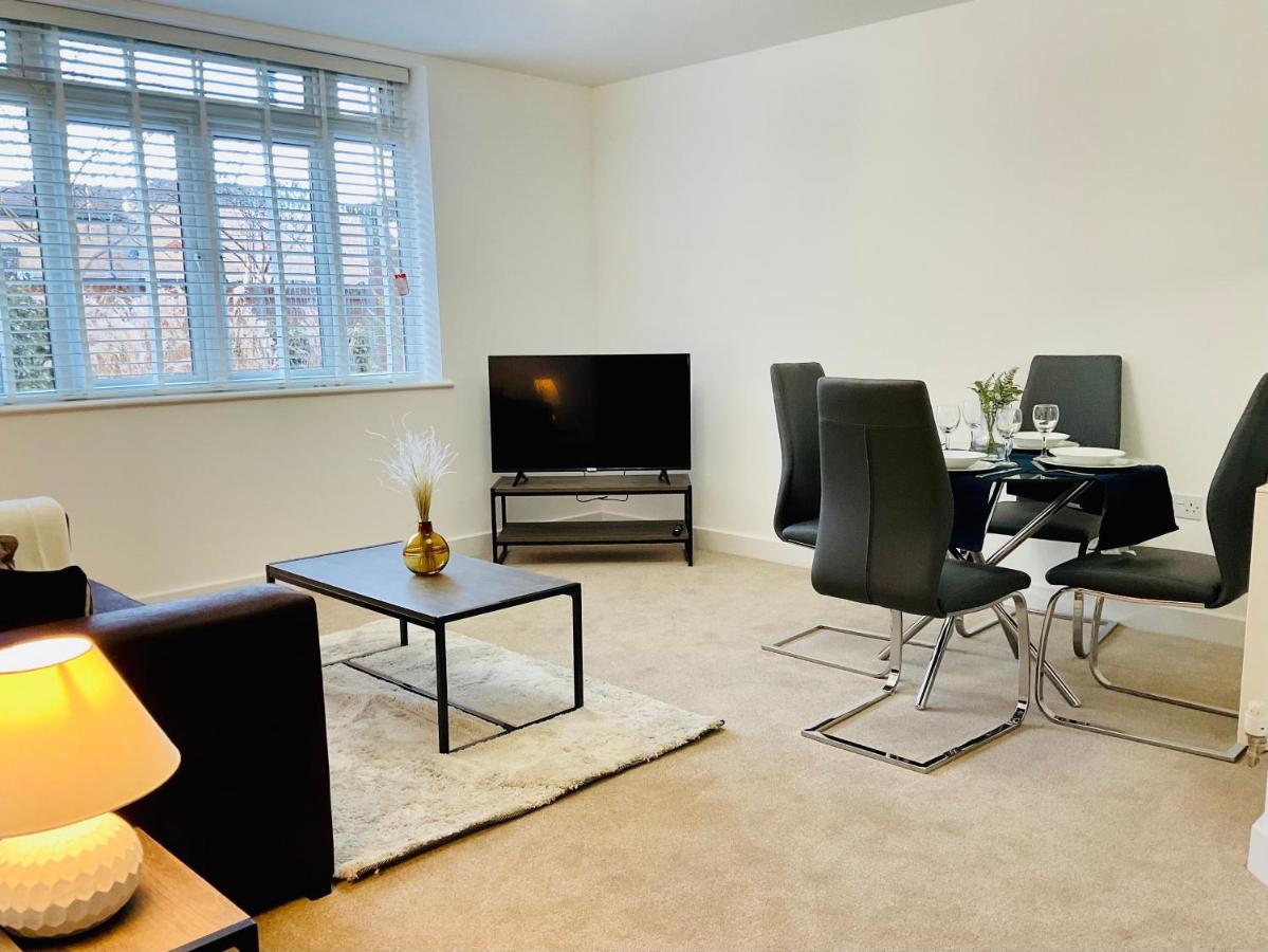 Modern 2 Bed Apt In Egham High Street, With Private Parking And Wifi Appartement Buitenkant foto