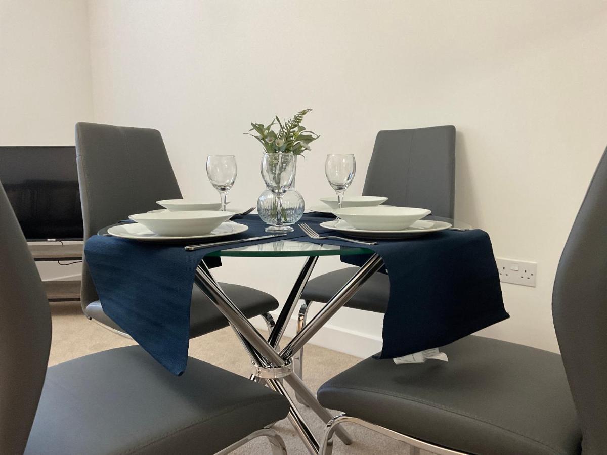 Modern 2 Bed Apt In Egham High Street, With Private Parking And Wifi Appartement Buitenkant foto