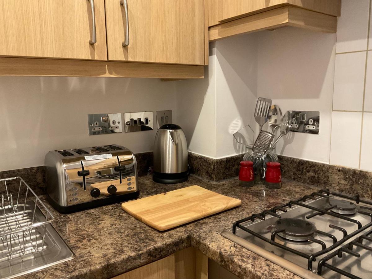 Modern 2 Bed Apt In Egham High Street, With Private Parking And Wifi Appartement Buitenkant foto