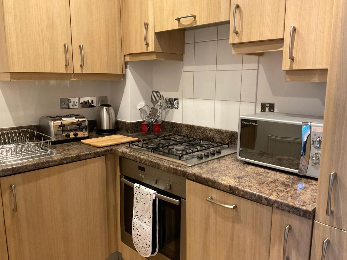 Modern 2 Bed Apt In Egham High Street, With Private Parking And Wifi Appartement Buitenkant foto